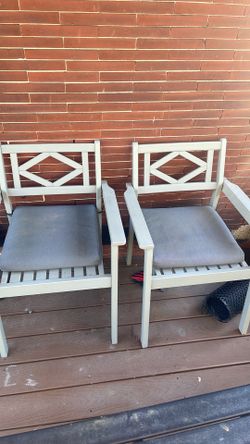 2 deck chairs with cushion