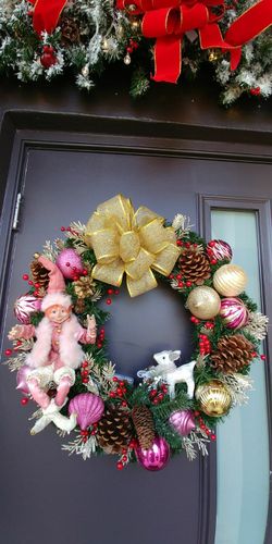 Lighted Professional luxurious christmas holiday wreath. 24 inches with lights and resin elf. $60. Coronas de navidad profesionales
