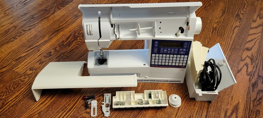 Husqvarna Viking Lily 545 Sewing Quilting Machine