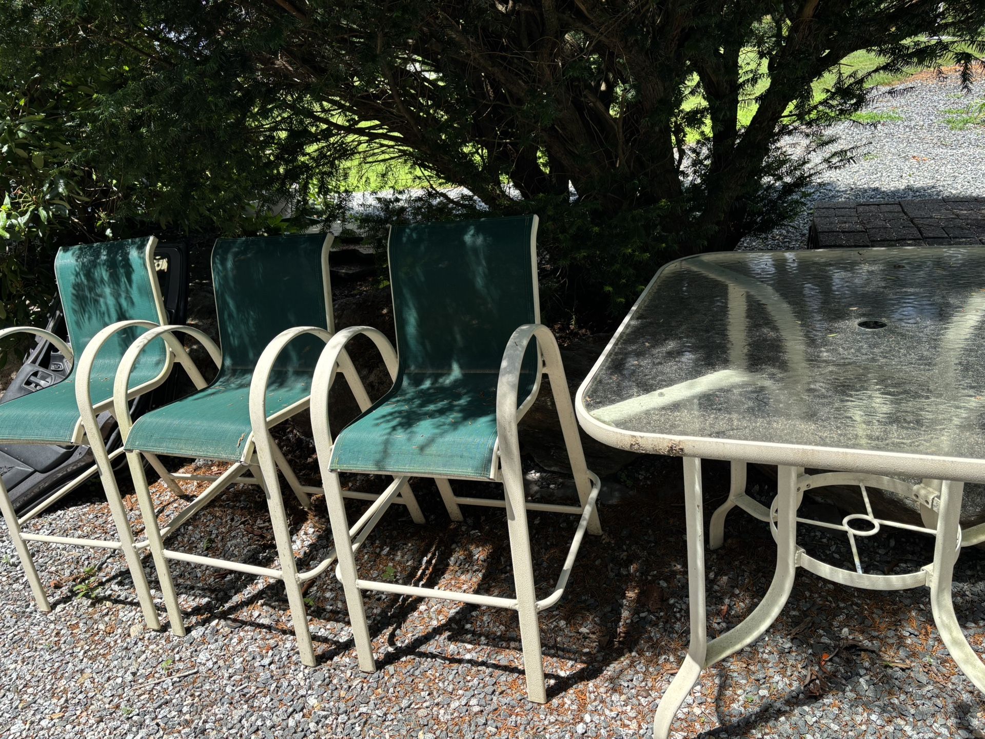Bar Hight Table +4 Bar Chairs