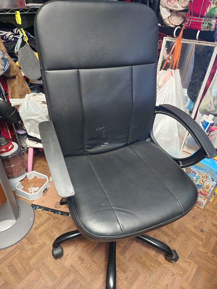 OFFICE CHAIR NEED TO SELL ASAP PLS