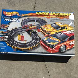 Hot Wheels Super Speedway battery-powered slot car race set