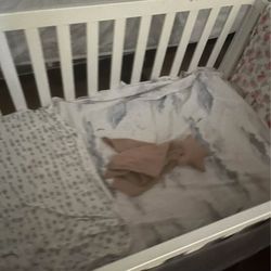 White Crib/ toddler bed/ day bed 