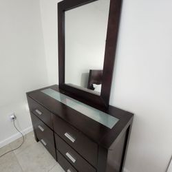Dresser With Mirror 