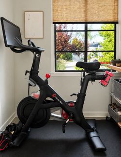 Peloton Bike-Good Condition + Accessories - Low Usage