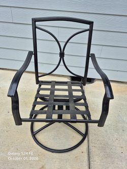 Swivel patio chair