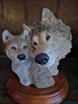 Like new - Decor pieces - eagle / wolvesNo longer need these since I redecorated. Can't just being myself to toss them. 
Fragile pieces - would like t
