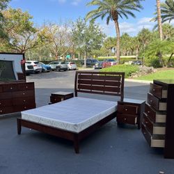 BEAUTIFUL SET QUEEN W BOX SPRING / DRESSER W MIRROR / CHEST & TWO NIGHTSTAND - BY COASTER FINE FURNITURE - EXCELLENT CONDITION - Delivery Available