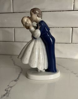 Porcelain husband and wife wedding statue