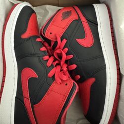 Jordan 1 Mid 