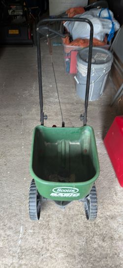 Lawn spreader