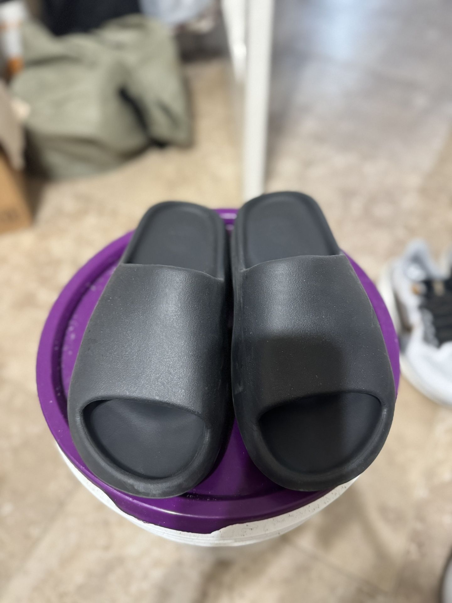 adidas yeezy slides Size 8