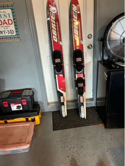 O’Brien water activity, skis great for a JetSki or a boat comes with the equipment the pool line