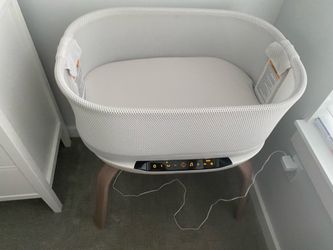 Graco SmarrtSense Soothing Bassinet – Like New – Barely Used