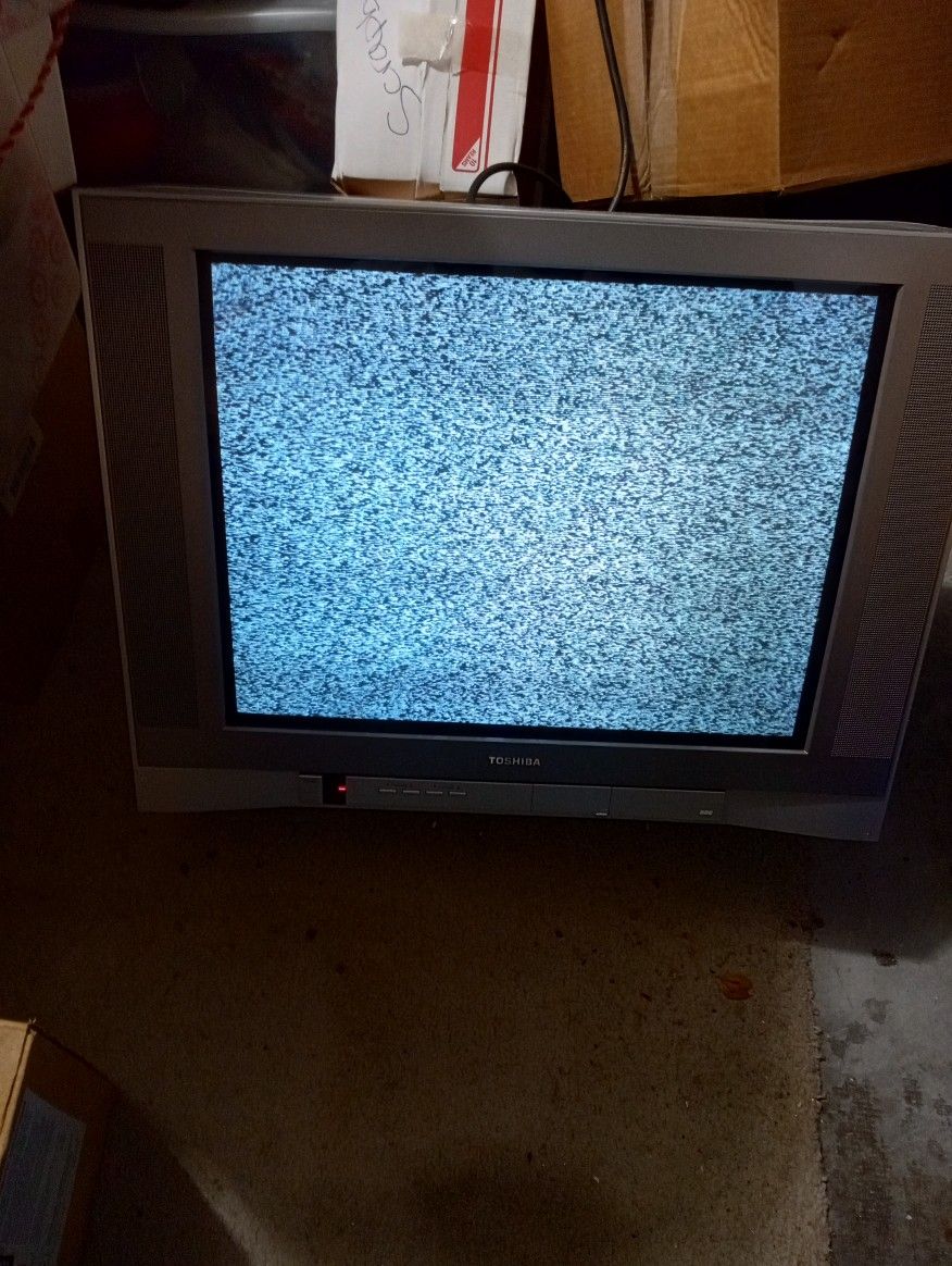 Toshiba Television Set, 2004, Model 24AF44, "Turns On"And Has Remote. For Gaming