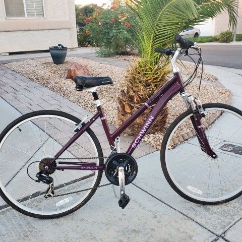 schwinn third avenue bicycle SCHWINN THIRD AVENUE 21 SPEED 700C HYBRID/ COMFORT BIKE- EXCELLENT  CONDITION- SHIMANO EQUIPPED for Sale in Las Vegas, NV