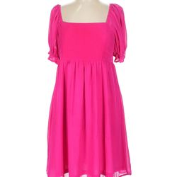 super cute flowy pink dress!