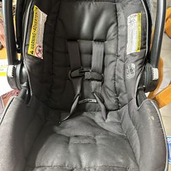 Graco Snugride Clock Connect Infant Car seat And Base 
