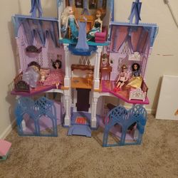 Frozen 2 Castle With Others