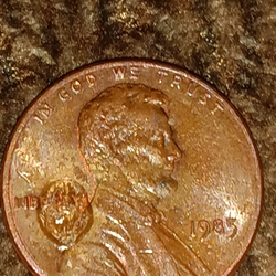 1985 no mint mark penny with few errors with big chunks of metal  on top of Liberty $$ make me an offer