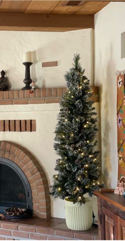 6ft Christmas Tree Potted And Pre-Lit