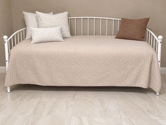 Twin Metal Daybed + Mattress + Bamboo Waterproof Cover