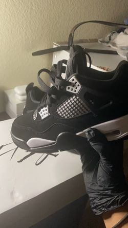 Jordan 4 white thunder