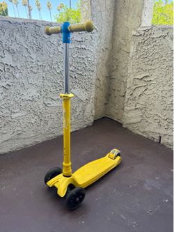 LaScoota kids scooter - adjustable size, wheels light up!