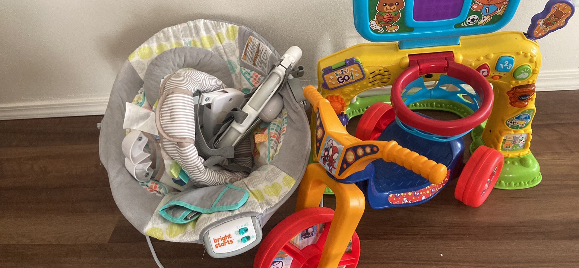 Baby Tub/swing/bouncer & Toys 