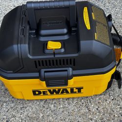 DEWALT 4.0-Gallon 5.0 HP Corded Wet/Dry Shop Vacuum with Accessories Included