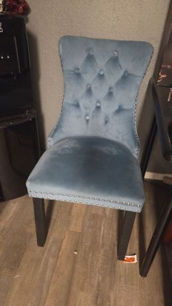 Light blue velvet tuffed chair