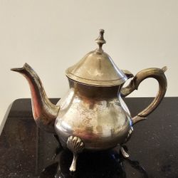 Vintage Silver-Plated Teapot With Ornate Feet. Tetera Antigua Enchapada En Plata Con Patas Decoradas