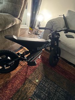 36V, 400W electric dirt bike for kids, up to 21 km/h and 21 km range. Solid black. Brushless motor, inflatable tires, twist throttle. Suitable for chi
