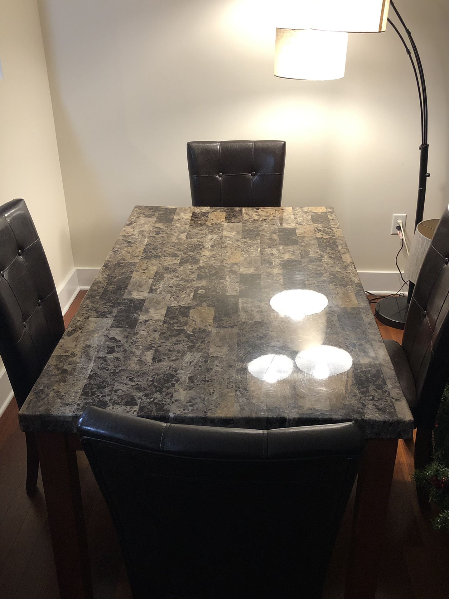 Beautiful high end table with 4 chairs