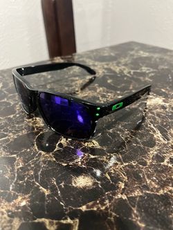 Black and green snglsses