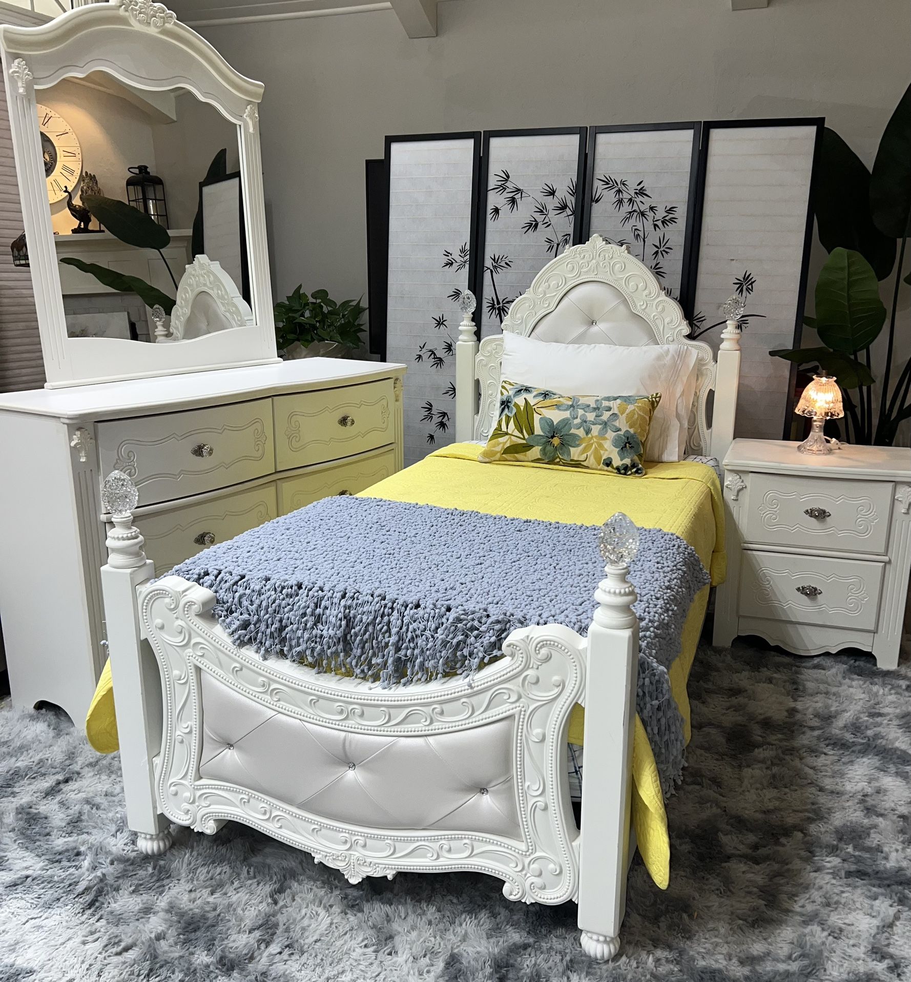 Twin Size Bedroom Set. Includes Bedframe, Boxspring, Excellent Mattress, Nightstand, And Dresser With Mirror. Hablo Español Y Entrego