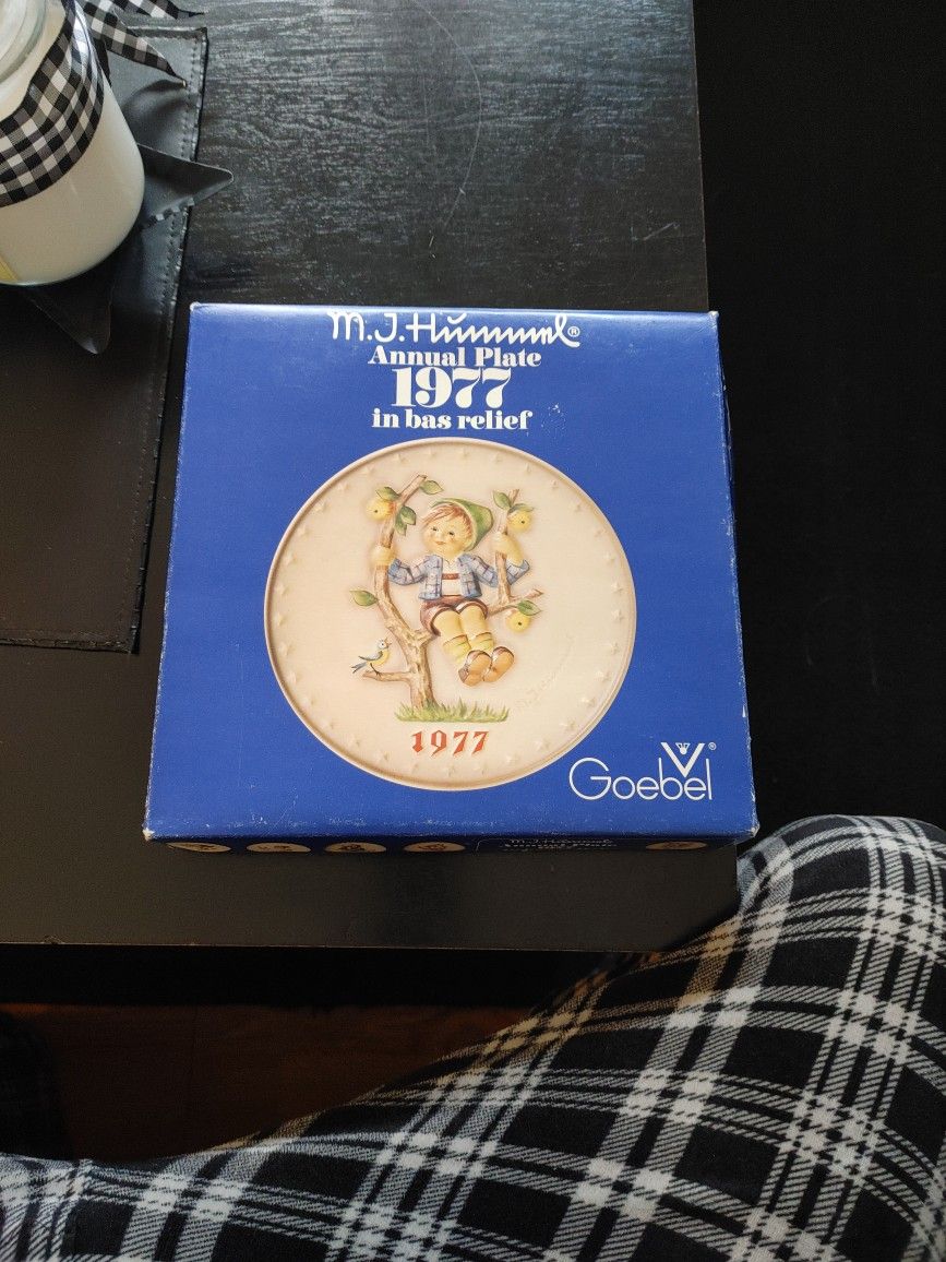 1977. Hummel Plate