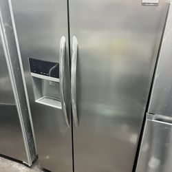 Frigidaire Gallery Refrigerator Side By Side Stainless steel 