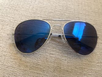 Aviator style sunglasses blue lens