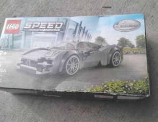LEGO 76915 Pagani Utopia Brand new; only the box is slightly damaged.