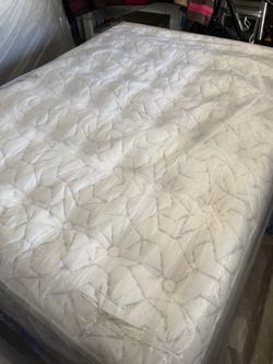Queen size bed mattress king koil modern luxury luxury firm button top Aireloom Kluft hotel collection purple restore premier Stearns & foster avocado