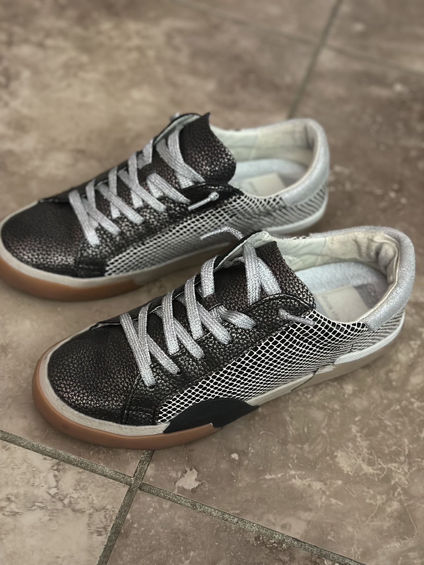 Woman’s Dolce Vita Zina sneakers size 6