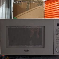 White Sharp Microwave In a Good conditione 