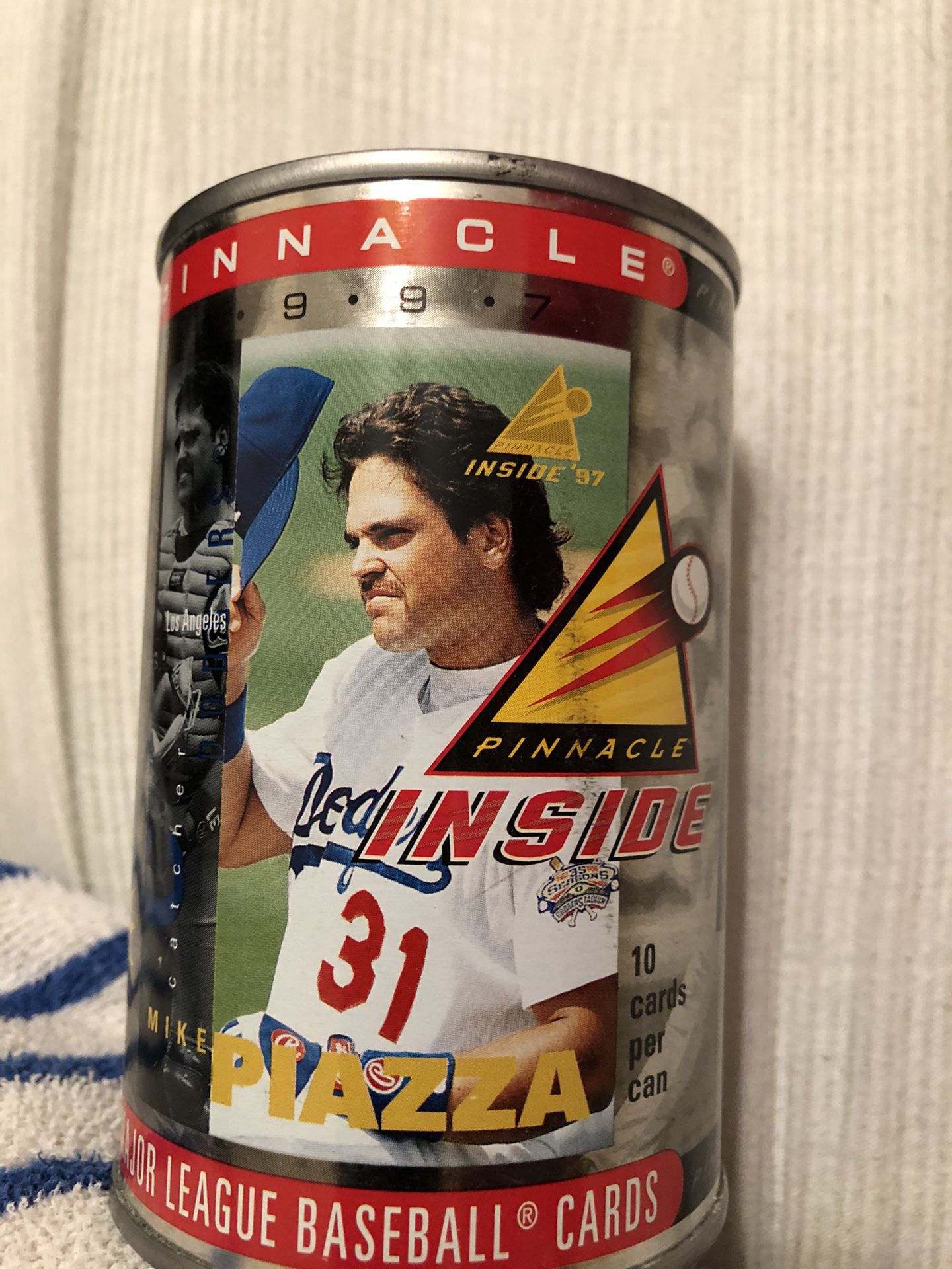 LA Dodgers Hall Of Famer Mike Piazza 1997 Pinnacle baseball cards can