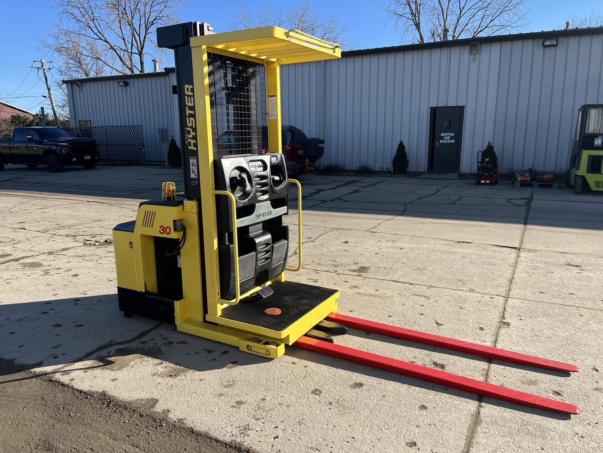 FOR SALE A 2015 HYSTER R30XMS3 ORDER PIKER 95/213” FF TSU MAST,24V GOOD USED BATTERY,1602 HOURS. IT IS IN GOOD WORKING CONDITION.  FORKLIFT