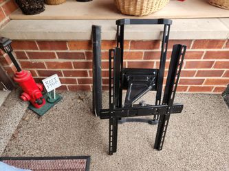 USED WALL HANGING TV MOUNT  PULLS AWAY FROM WALL AND SWIVELS ITS ADJUSTABLE
