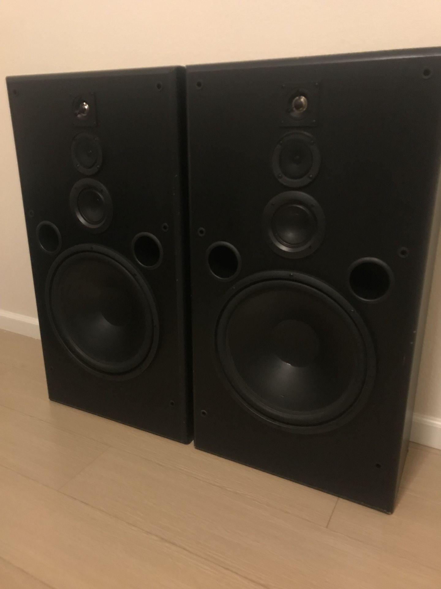 KLH 9154 15 4 Way 300W Speakers in MINT Condition for Sale in Las