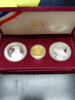 Gold coin with 2 silver coin set