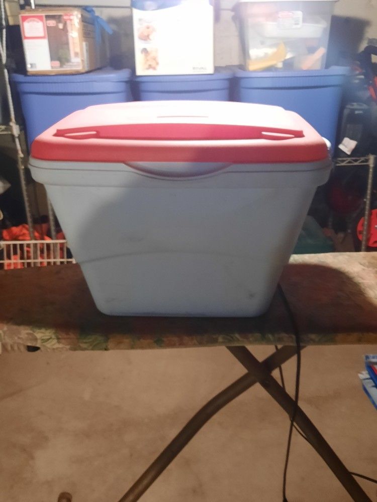 Rubbermaid Cooler
