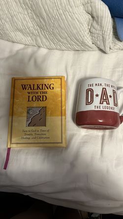 makes great gifts : walking with the lord book and dad mug